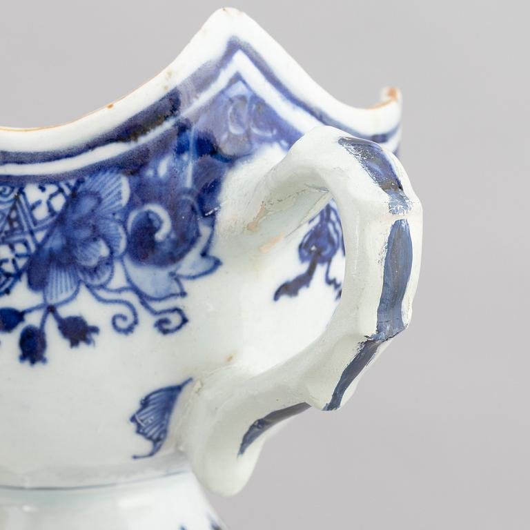 A group of Chinese porcelain, Kangxi (1662-1722) and Qianlong (1736-95). 13 pieces.