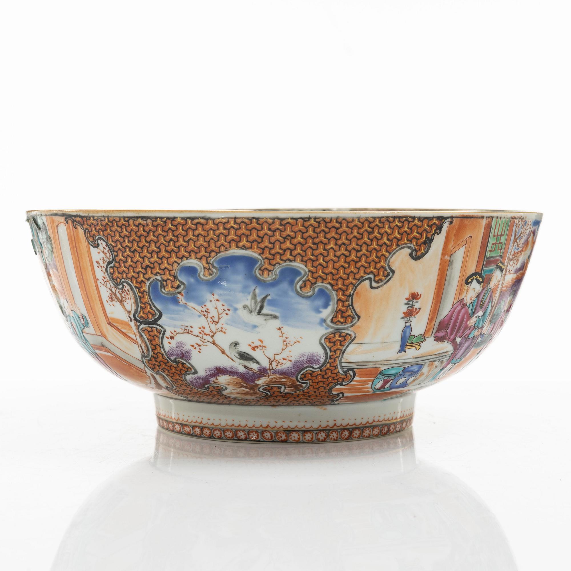 Bålskål, spilkum och bärtallrikar, ett par, porslin. Kina, Qingdynastin, 1700-tal.