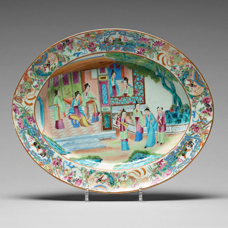 A Canton serving dish, Qing dynasty, 19th Century.