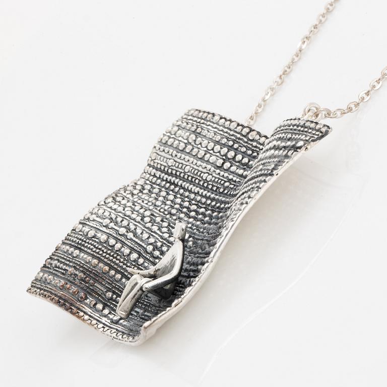 A Jorma Laine pendant with chain in silver.