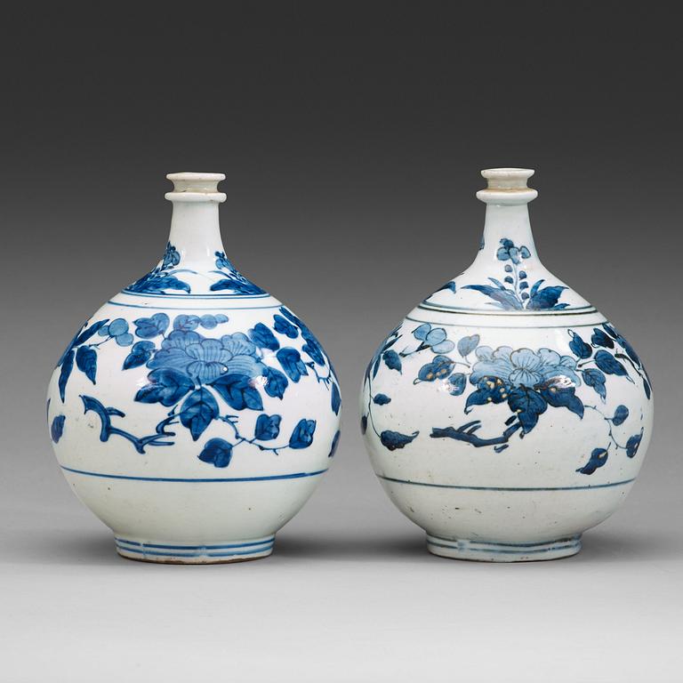 Two blue and white Japanese vases/bottles, Genroku, circa 1700.