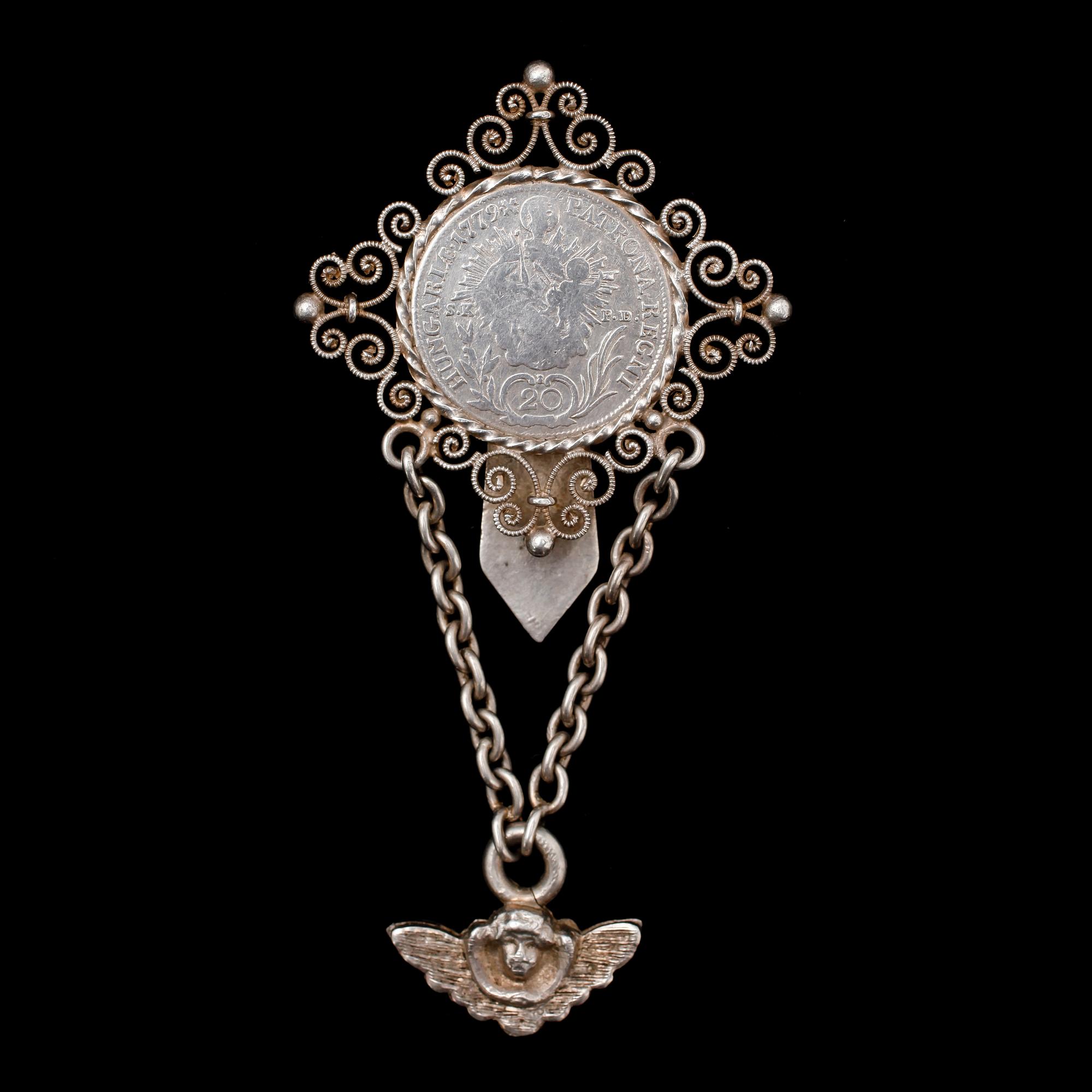 BROSCH, silver, med mynt Ungern 1779.