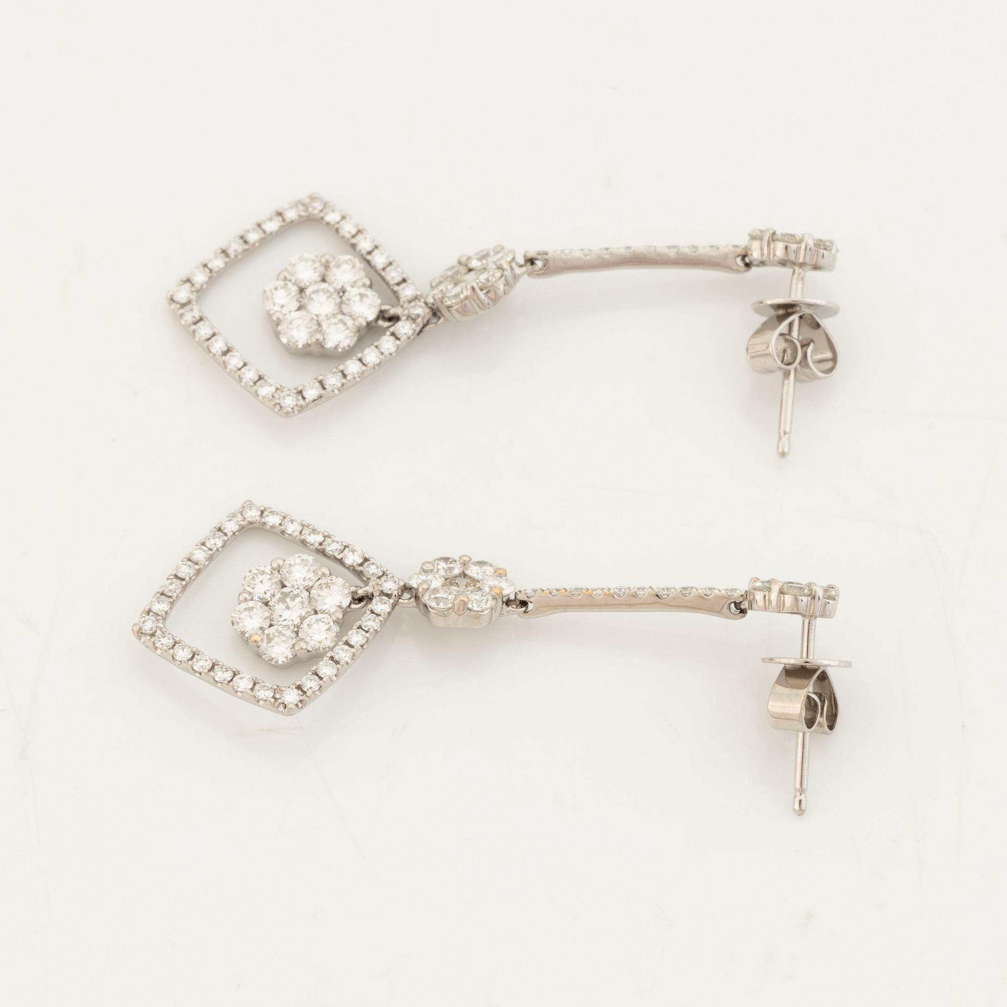 Brilliant cut diamond earrrings, total ca 2 ct.