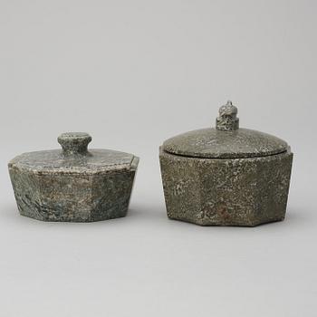SMÖRASKAR med LOCK, två stycken. Sverige, 1800-tal.