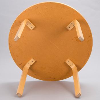 A mid 20th century table with four '69' chairs for Artek.