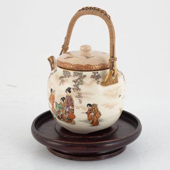 A Satsuma ware tea pot, Japan, Meiji (1868-1912), signed.