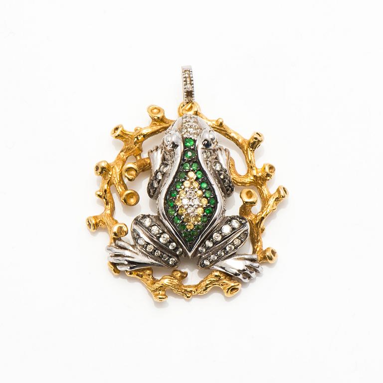 An 18K white and yellow gold pendant with brilliant cut diamonds ca. 0.87 ct in total, green garnets, yellow sapphires.