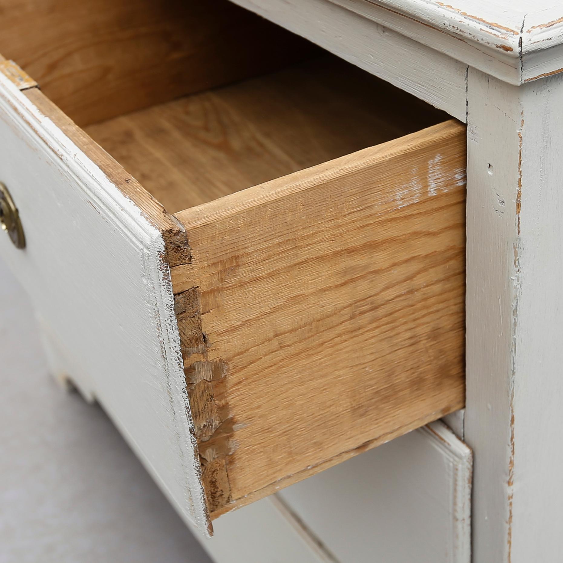 VITRINSKÅP, 1800-talets första hälft, senare montering.