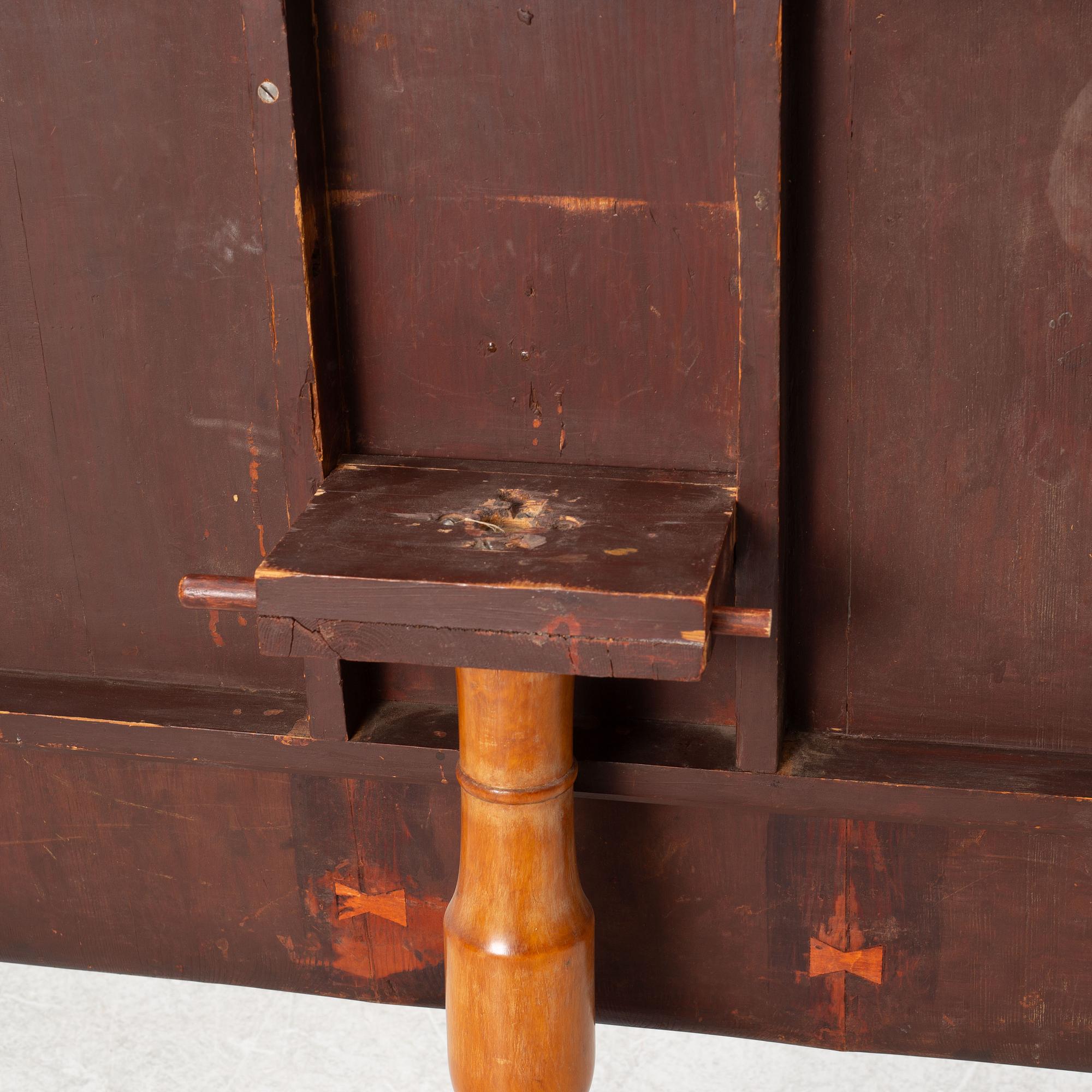A burr alder tilt-top table, Mälardalen, circa 1800.