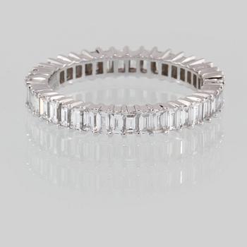 RING, 18k vitguld med baguettslipade diamanter, 1.44 ct. Vikt 3 g.