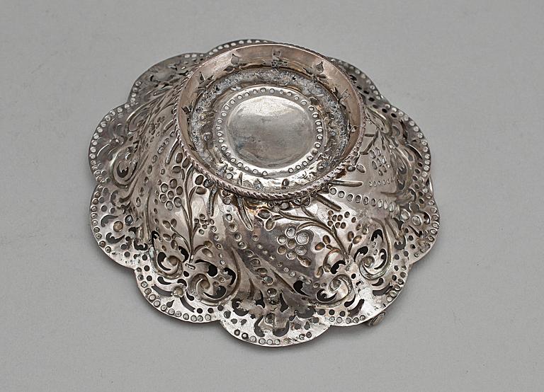 SKÅL, silver, Edward Aldridge, 1764-5, London. Vikt ca 84g.