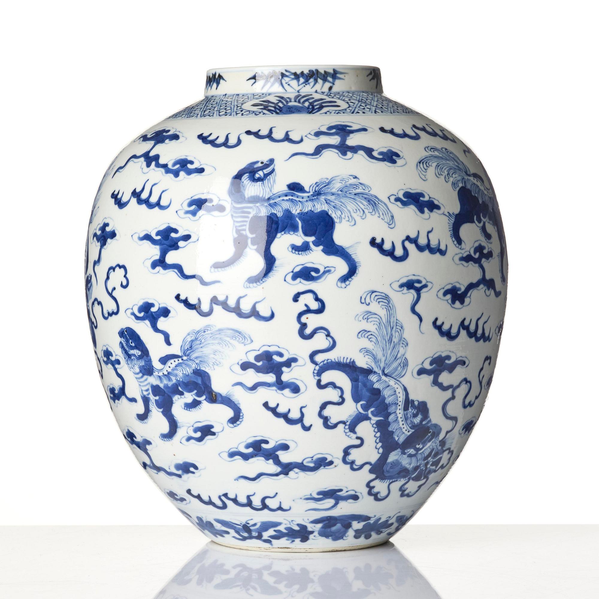 A blue and white 'buddhist' lion jar, Qing dynasty, 19th century.