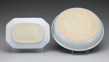 SKÅLFAT SAMT STEKFAT, porslin, Kina, 1700/1800-tal.