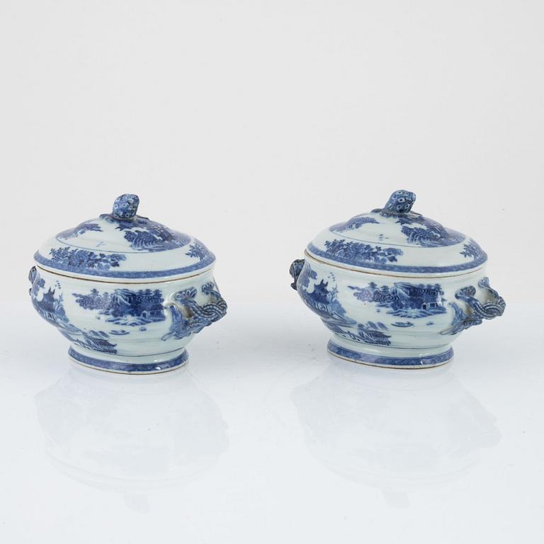 A pair of blue and white tureens, Qing dynasty, Qianlong (1736-95).