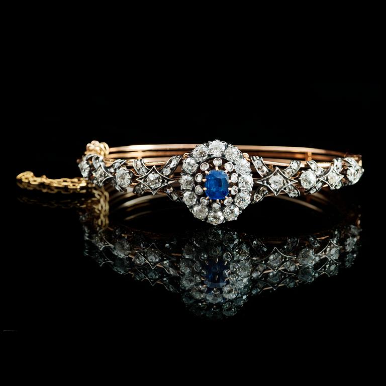 A bracelet/brooch/hairpin set with a sapphire and old-cut diamonds. Total carat weight of diamonds ca 4.00 cts.