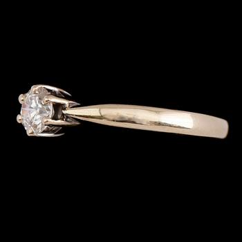 RING, 18 k rött guld,  briljantslipad diamant ca 0.43 ct. Vikt ca 4 g.