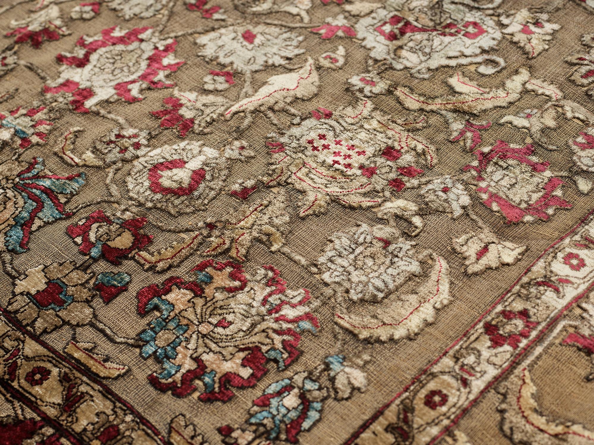 Matta, antik silke metallbroscherad Keshan, sannolikt omkring 1910, ca 200-202,5 x 129-131 cm.