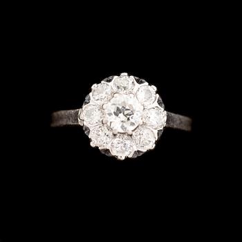 RING, 18 k vitguld med gammalslipade diamanter, totalt ca 0.70 ct, Örns Juvelatelje, Göteborg. Vikt ca 2,5 g.