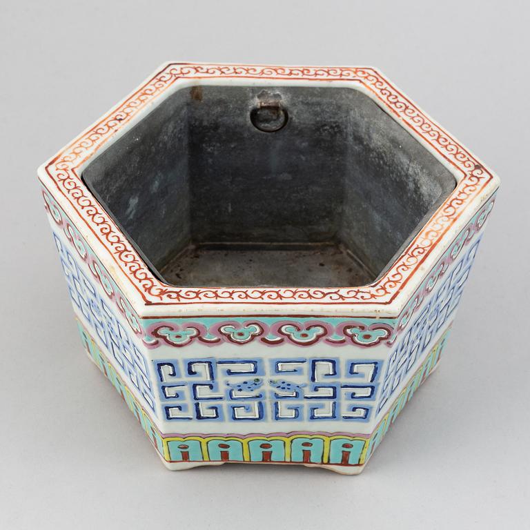 A famille rose flower pot, late Qing dynasty, circa 1900.