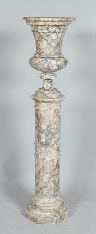 PIEDESTAL MED URNA, gråmelerad alabaster, tidigt 1900-tal.