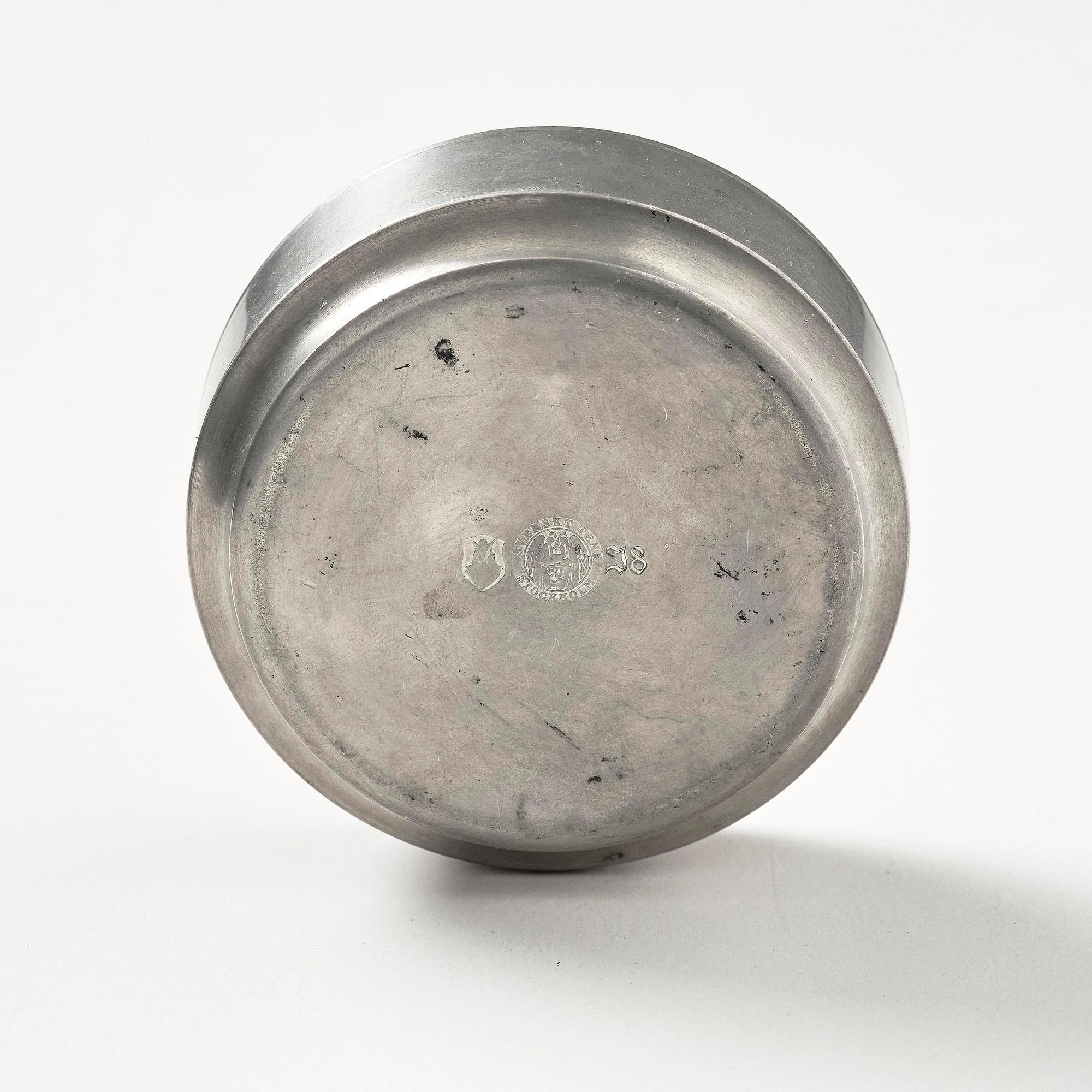 Nils Fougstedt, ask med lock, modell "A 1415", Firma Svenskt Tenn, Stockholm, 1935.