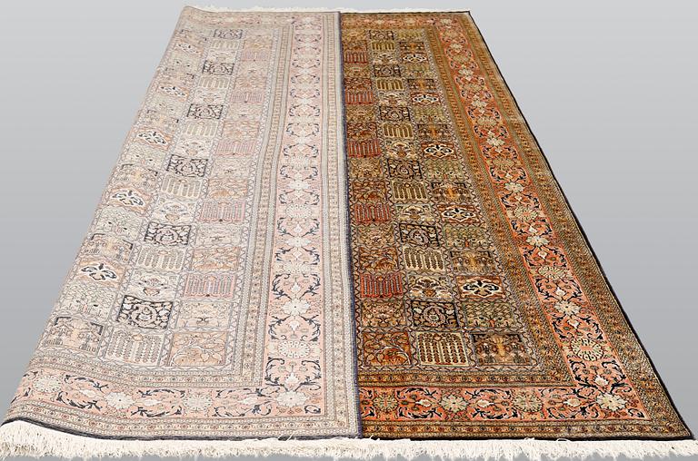 A silk Kashmir carpet, ca 313 x 212 cm.