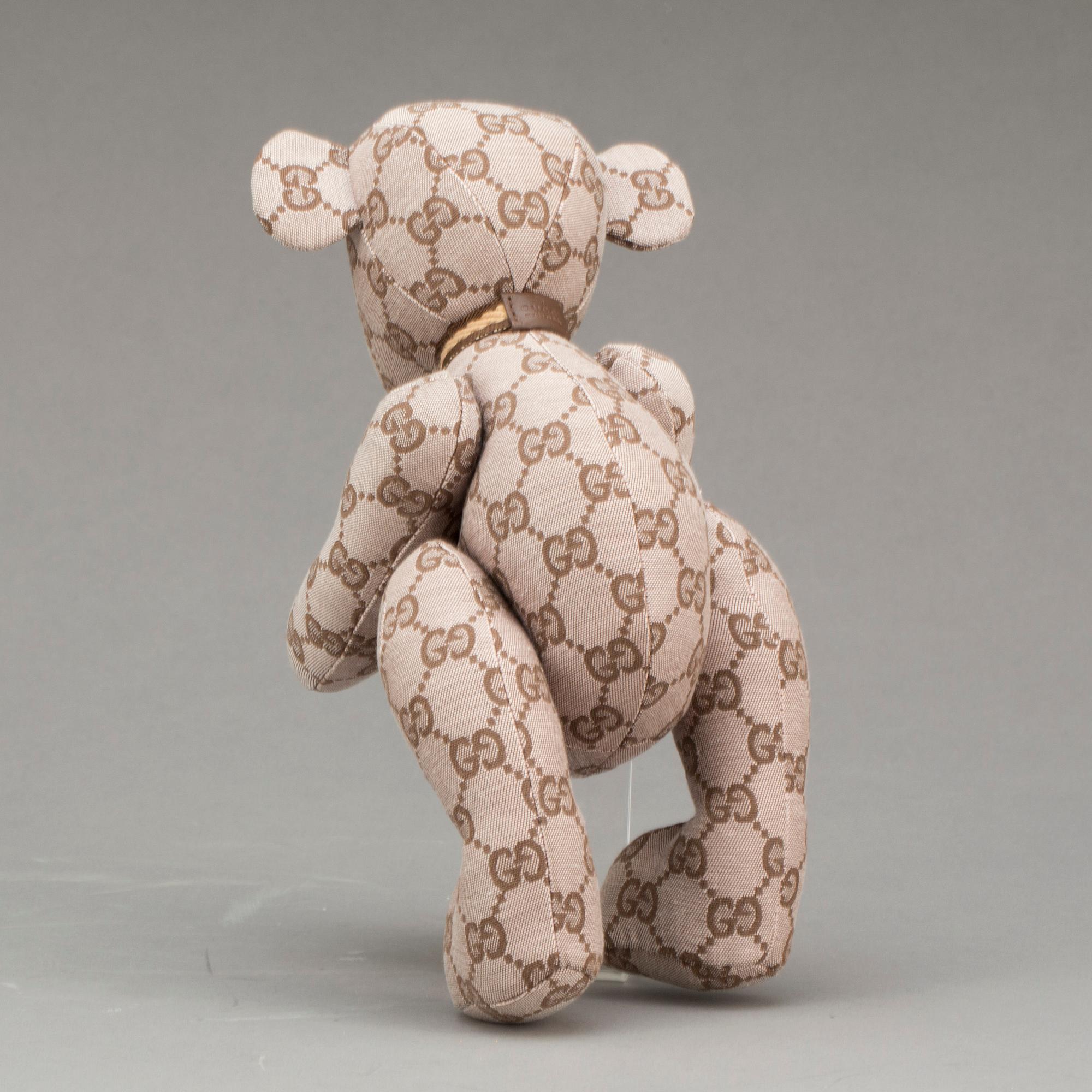 NALLE, Gucci.