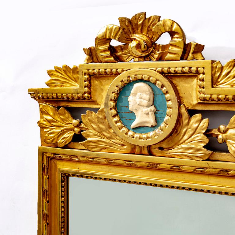 A gilded mid 1900s Gustavian style mirror.