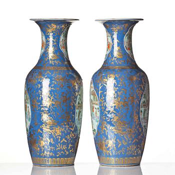 Praktvaser, ett par, porslin. Sen Qing dynasti, 1800-tal.