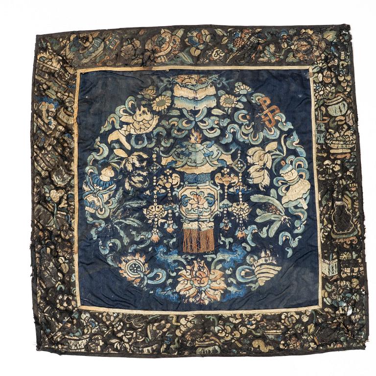 Broderi, siden samt två dekordelar i sten, Kina, Qingdynastin.