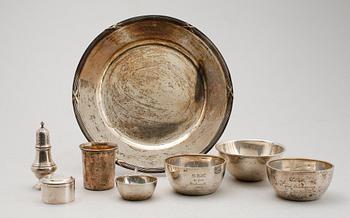 SAMLING SILVERFÖREMÅL, bla fat, saltströare, skålar, supkopp, dosa. Tot vikt 773 g.