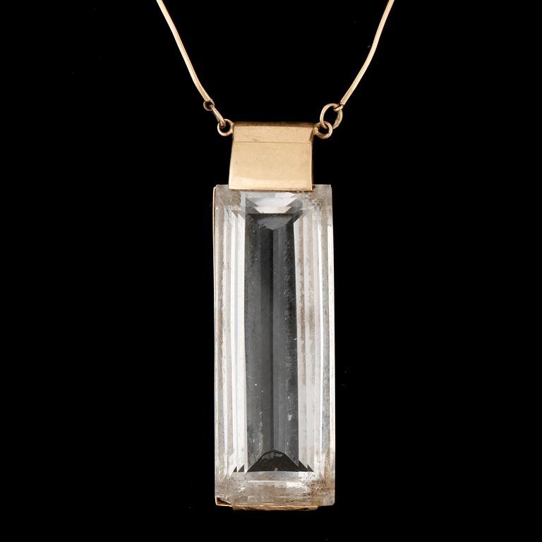 HALSSMYCKE, 18k guld med bergkristall, Stigbert, 1947. Totalvikt ca22g.