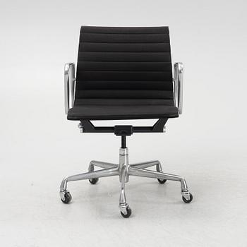 Charles & Ray Eames, skrivbordsstol, "EA 335", Norman Miller 1997.