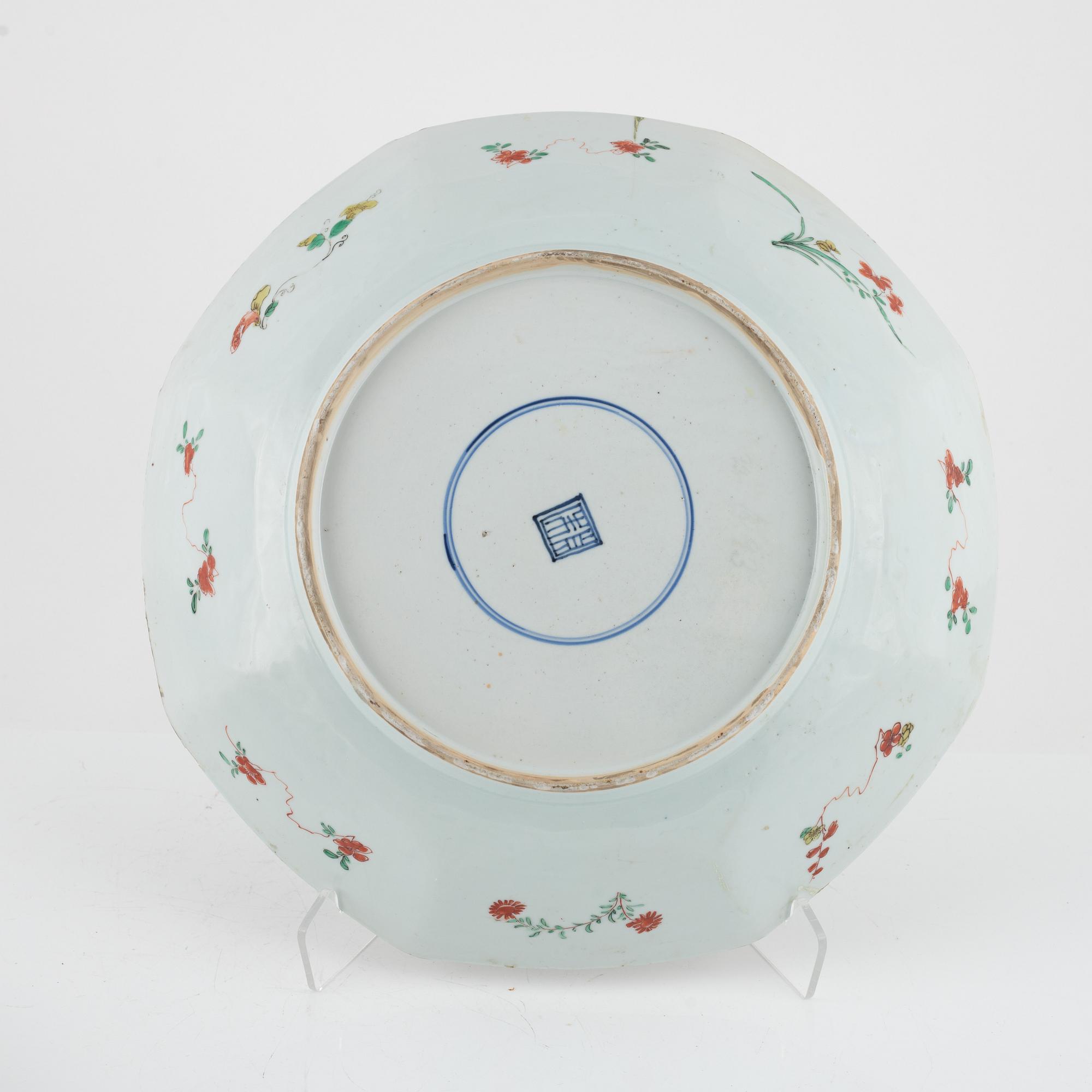 A famille verte dish, Qing dynasty, Kangxi (1662-1722).