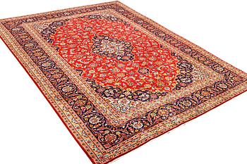 A Kashan carpet, a. 360 x 243 cm.