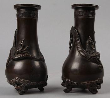 VASER, ett par, brons. Kina, 1900-talets första hälft.