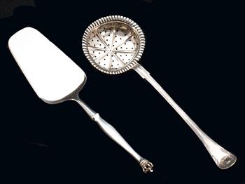 STRÖARE, silver, nyrokoko, 1854 samt TÅRTSPADE, sterlingsilver, Danmark. Tot vikt 78 g inkl blad.