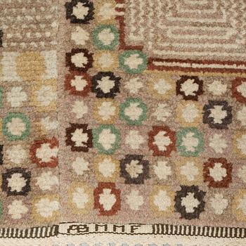 Barbro Nilsson, MATTO, "Krabban, grå", knotted pile, ca 496 x 277,5 cm (of which 45 cm are added on each side), signed AB MMF BN.