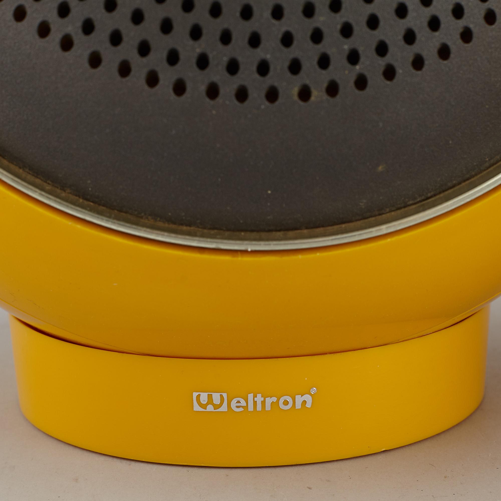 A 1970's Weltron Radio with speakers.