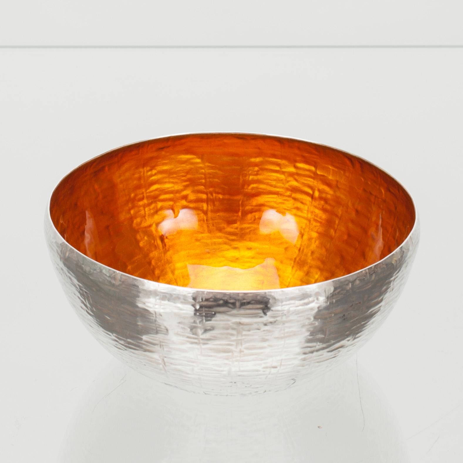 SKÅL, sterling silver och emalj, design Eva Hidström, Kultakeskus, Tavastehus 1970.