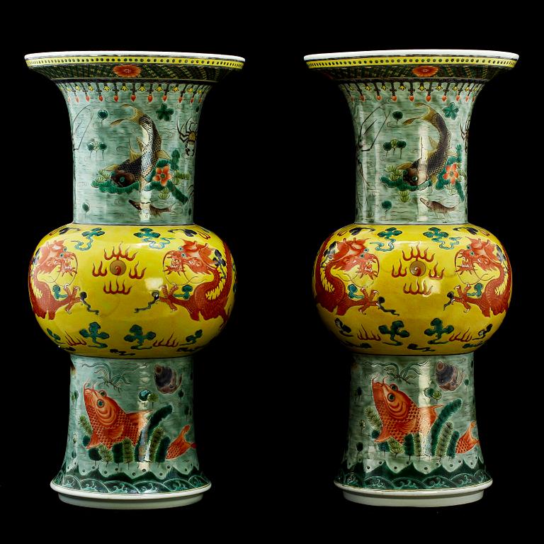 VASER, ett par, porslin, Kina, 1900-tal.