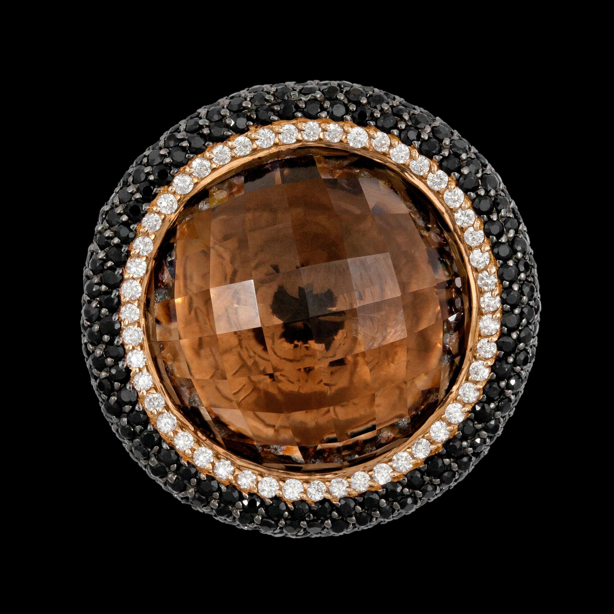 RING, stor fasettslipad citrin med svarta och vita briljantslipade diamanter, tot. ca 2.80 ct.