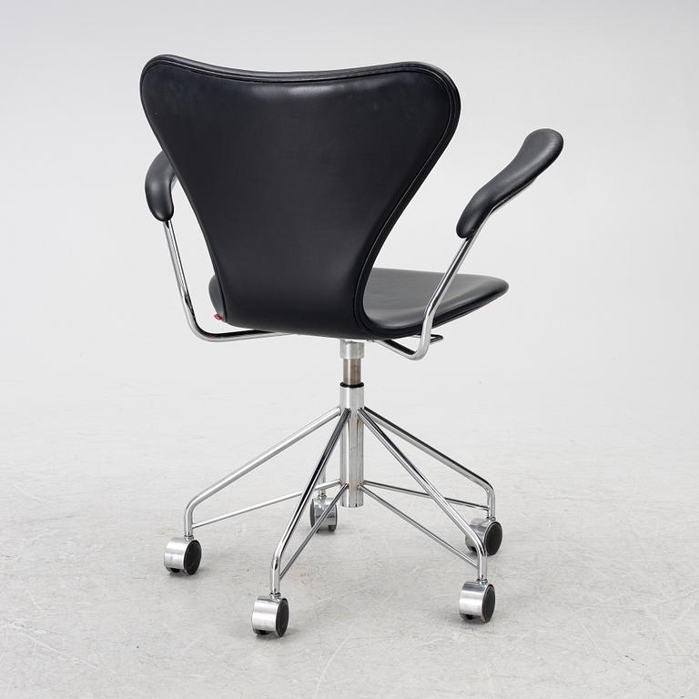 Arne Jacobsen, office swivel chair, '3217', Republic of Fritz Hansen.