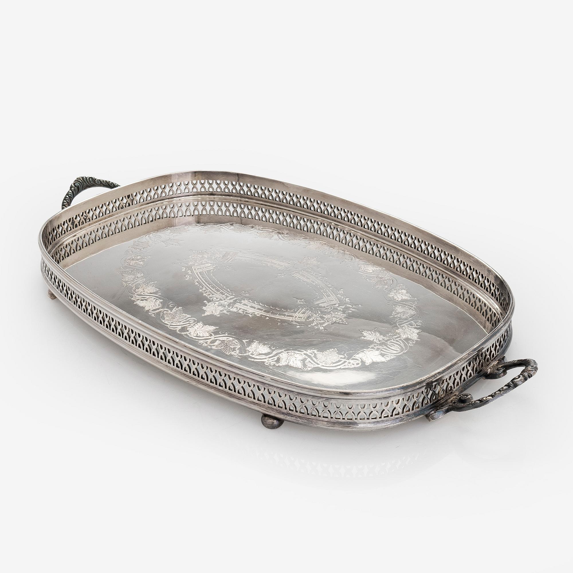 Bricka, försilvrad, England.