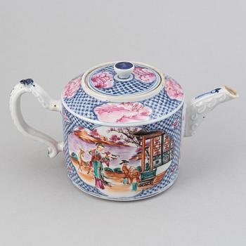 A fine famille rose tea pot with cover, Qing dynasty, Qianlong (1736-95).