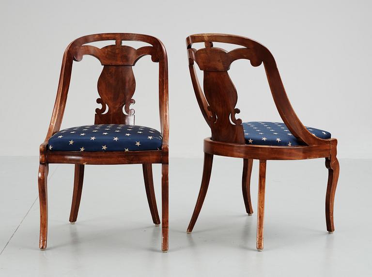 GÖTEBORGSSTOLAR, ett par, senempire, 1800-talets mitt.