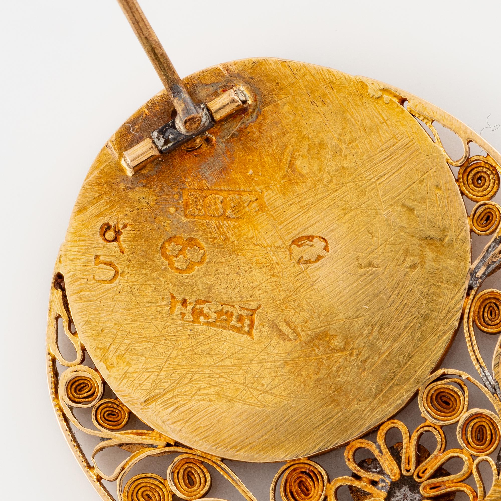 Three brooches 18K gold, 19th century.