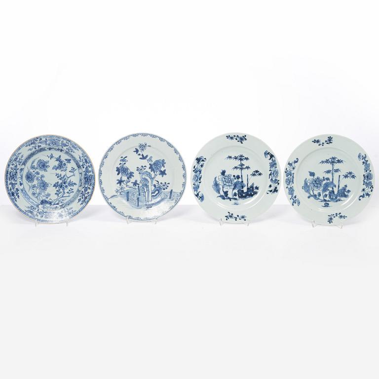 A group lot of 12 blue and white Chinese Export dishes, Qing dynasty, 18th century.