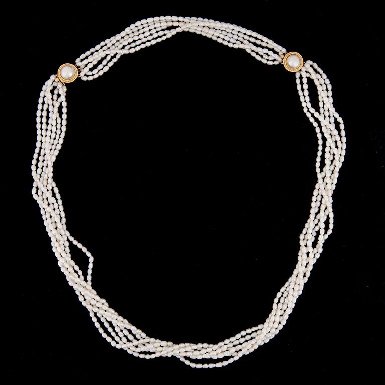 HALSSMYCKE och ARMSMYCKE, odlade pärlor, låset i förgyllt silver. 1900-talets slut.