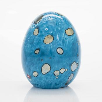 Oiva Toikka, A glass egg, 'Laguunikiwi', signed Oiva Toikka Nuutajärvi Notsjö 31/50.